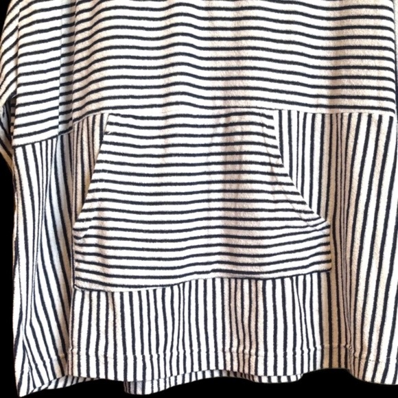 NWOT-Striped Women's Sweatshirt - Picture 9 of 11